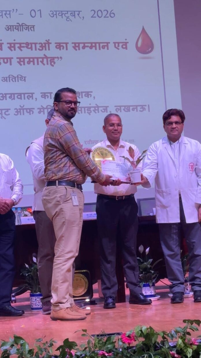 स्वरूपरानी नेहरू चिकित्सालय के स्वैच्छिक रक्तदान के लिए मिले सम्मान समारोह से संबंधित छाया चित्र