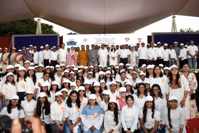 केंद्रीय जल शक्ति मंत्री सी.आर. पाटिल की अध्यक्षता में भव्य मानव रंगोली का कार्यक्रम हुआ केंद्रीय जल शक्ति मंत्री सी.आर. पाटिल की अध्यक्षता में भव्य मानव रंगोली का कार्यक्रम हुआ