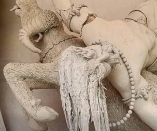 खंडित की गई मूर्तियां। फोटो - द डेली स्टार खंडित की गई मूर्तियां। फोटो - द डेली स्टार