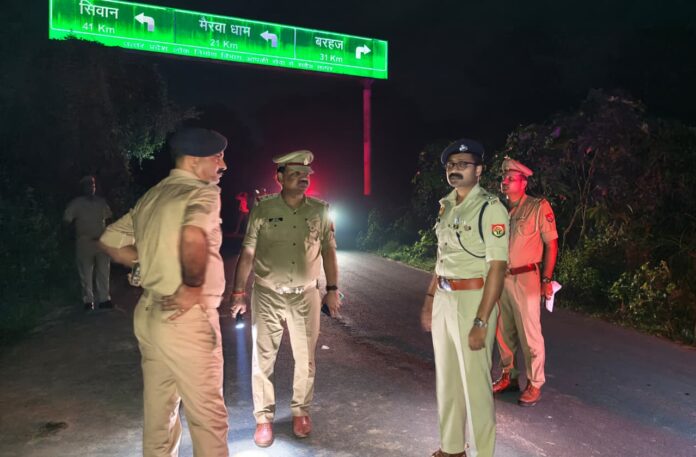 घटनास्थल का निरीक्षण करते पुलिस अधीक्षक