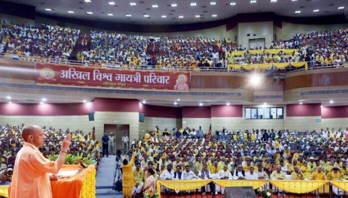 शिक्षकों को संबोधित करते मुख्यमंत्री शिक्षकों को संबोधित करते मुख्यमंत्री