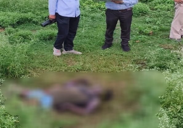 कोरबा : कटघोरा के मालदा घाट में अज्ञात व्यक्ति की सड़ी-गली लाश मिलने से सनसनी, पुलिस मौके पर; फोरेंसिक टीम से जांच की तैयारी कोरबा : कटघोरा के मालदा घाट में अज्ञात व्यक्ति की सड़ी-गली लाश मिलने से सनसनी, पुलिस मौके पर; फोरेंसिक टीम से जांच की तैयारी