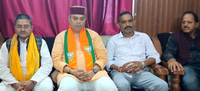 गोपेश्वर में पत्रकारों से बातचीत करते हुए भाजपा प्रदेश प्रवक्ता। गोपेश्वर में पत्रकारों से बातचीत करते हुए भाजपा प्रदेश प्रवक्ता।