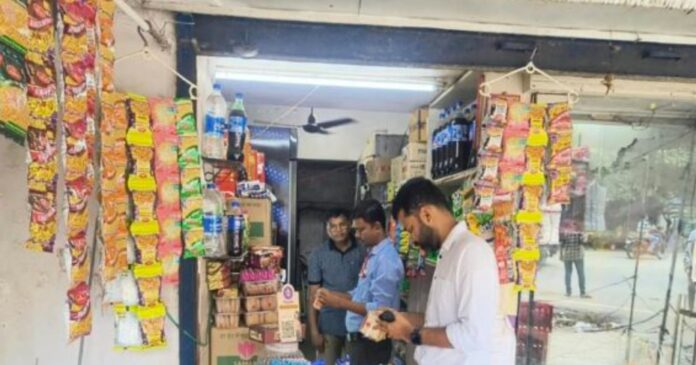 खाद्य सुरक्षा अधिकारी धनेश्वर हेम्ब्रम और दीपक कुमार सिंह द्वारा जांच करते खाद्य सुरक्षा अधिकारी धनेश्वर हेम्ब्रम और दीपक कुमार सिंह द्वारा जांच करते