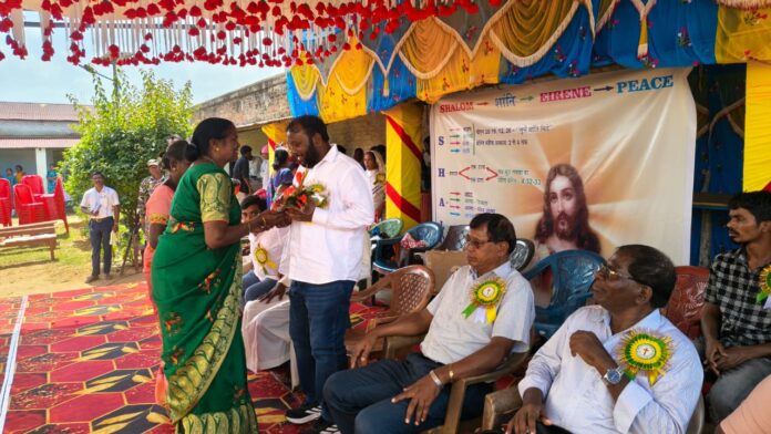 कार्यक्रम में विधायक को सम्मानित करती महिलाएं