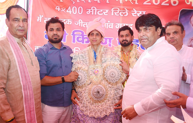 सोनीपत: किरण पहल को सम्मानित करते विधायक देवेंद्र कादियान, मोहनलाल बड़ौली, मुकेश शर्मा, देवेंद्र कौशिक आदि। सोनीपत: किरण पहल को सम्मानित करते विधायक देवेंद्र कादियान, मोहनलाल बड़ौली, मुकेश शर्मा, देवेंद्र कौशिक आदि।