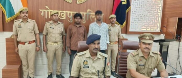 खोराबार पुलिस द्वारा गिरफ्तार अवैध असलहा तस्कर व बरामद पिस्टल, तमंचा एवं कारतूस।