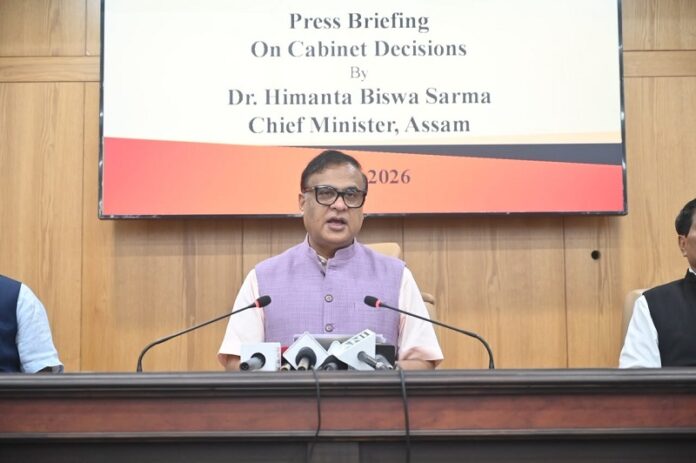 कैबिनेट बैठक के बाद मीडिया को संबोधित करते असम के मुख्यमंत्री डॉ हिमंत बिस्व सरमा