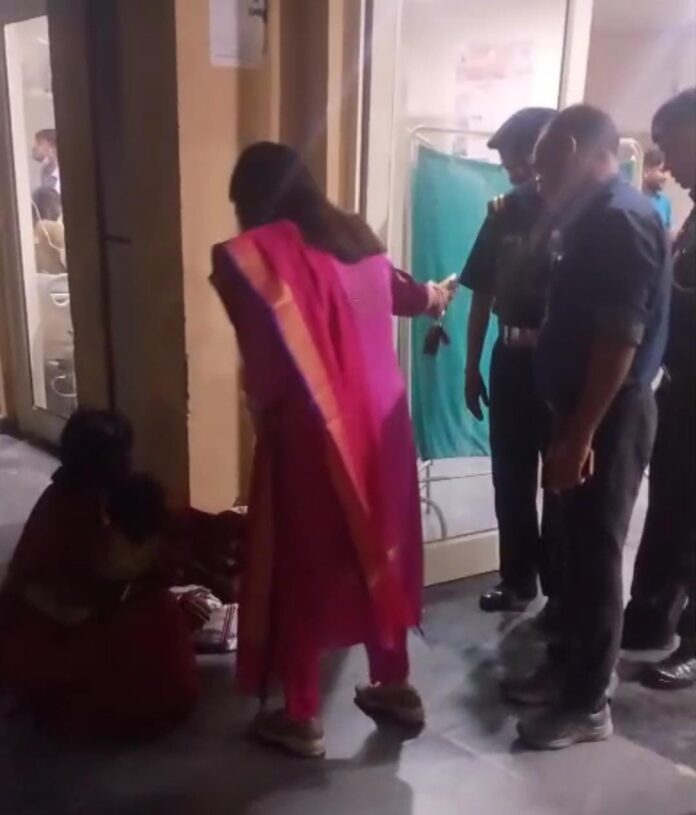 घटना की सूचना पर प्रिंसिपल परिवार के लोगो से बात करती