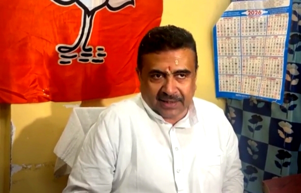 रविवार रात मुख्यमंत्री शुभेंदु अधिकारी नंदीग्राम में प्रेस वार्ता करते हुए रविवार रात मुख्यमंत्री शुभेंदु अधिकारी नंदीग्राम में प्रेस वार्ता करते हुए