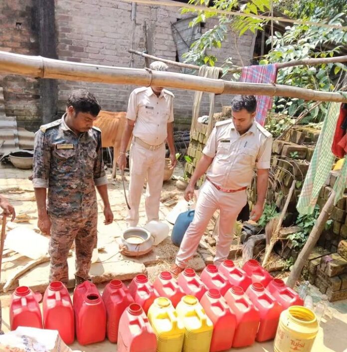 अवैध शराब जब्त करती पुलिस