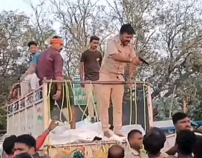 बाढ़ राहत वितरण के दौरान मकेर थानाध्यक्ष ने तानी पिस्टल, एसएसपी ने किया निलंबित