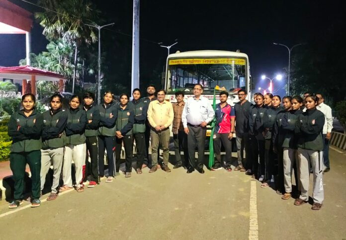 पूर्वांचल विश्वविद्यालय कुलपति प्रो राकेश सिंह कब्बडी टीम के। खिलाड़ियों के साथ