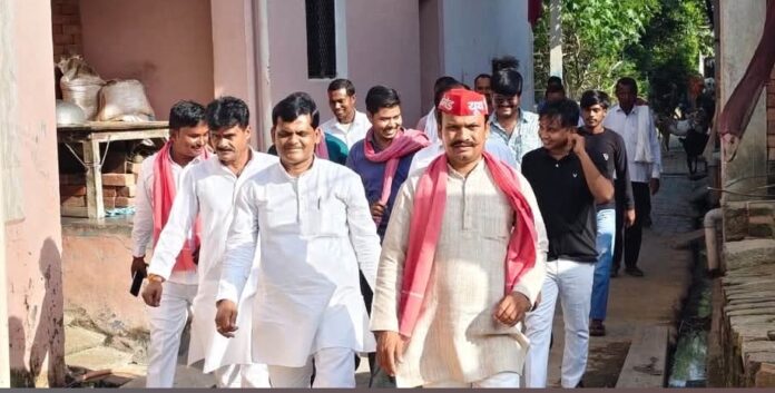 फोटो। जनसंपर्क करते हुए सपाई
