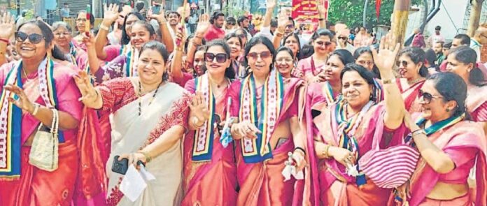 रथ यात्रा में भजनों पर झूमतीं जैन समाज की महिलाएं। रथ यात्रा में भजनों पर झूमतीं जैन समाज की महिलाएं।