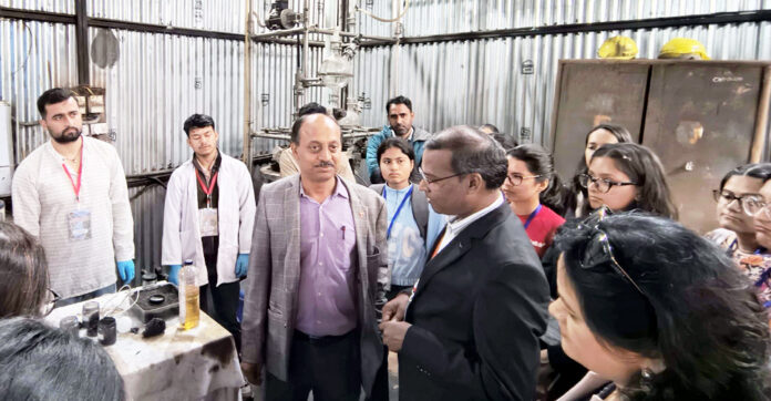 राष्ट्रीय संगोष्ठी के दौरान कुमाऊं विवि के रसायन विज्ञान विभाग के शोध केंद्र स्थित नैनोपार्टिकल प्रयोगशाला में विशेष व्यावहारिक प्रशिक्षण प्राप्त करते प्रतिभागी। राष्ट्रीय संगोष्ठी के दौरान कुमाऊं विवि के रसायन विज्ञान विभाग के शोध केंद्र स्थित नैनोपार्टिकल प्रयोगशाला में विशेष व्यावहारिक प्रशिक्षण प्राप्त करते प्रतिभागी।