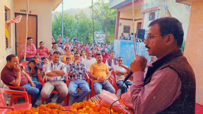 फोटो-05एनटीएच07 टिहरी विधानसभा के एक गांव में जन समस्याएं सुनते पूर्व मंत्री दिनेश धनाई।