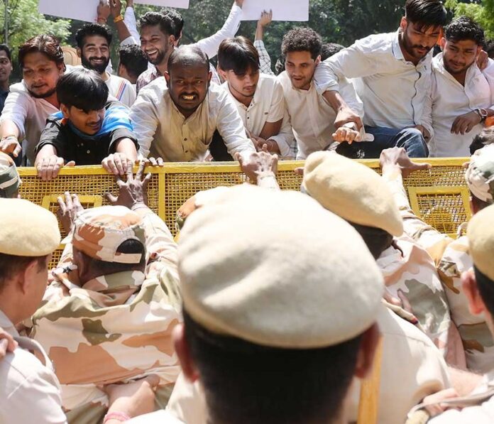 जंतर-मंतर पर पुलिस और प्रदर्शनकारियों के बीच झड़प।