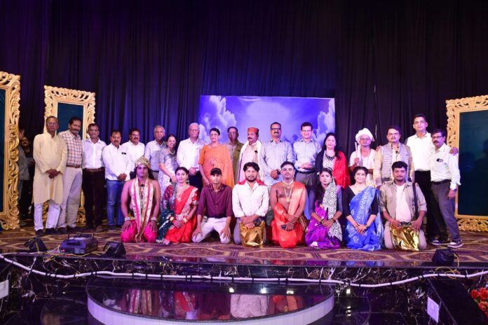 ‘विनोद चन्द्रा स्मृति सम्मान’ से सम्मानित मान्धाता सिंह को सम्मान-पत्र, स्मृति-चिह्न एवं अंगवस्त्र प्रदान करते रंगमहर्षि मंच के पदाधिकारी।