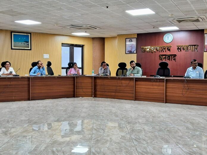 बैठक करते अधिकारी गण