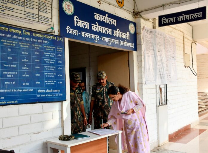 स्ट्रांग रूम का निरीक्षण करतीं कलेक्टर