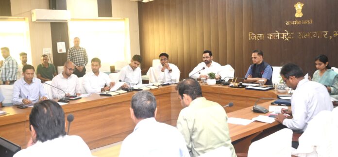मुख्य सचिव वी. श्रीनिवासन बैठक लेते हुए। मुख्य सचिव वी. श्रीनिवासन बैठक लेते हुए।