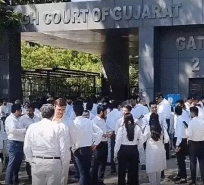 वकीलों की अनिश्चितकालीन हड़ताल वकीलों की अनिश्चितकालीन हड़ताल