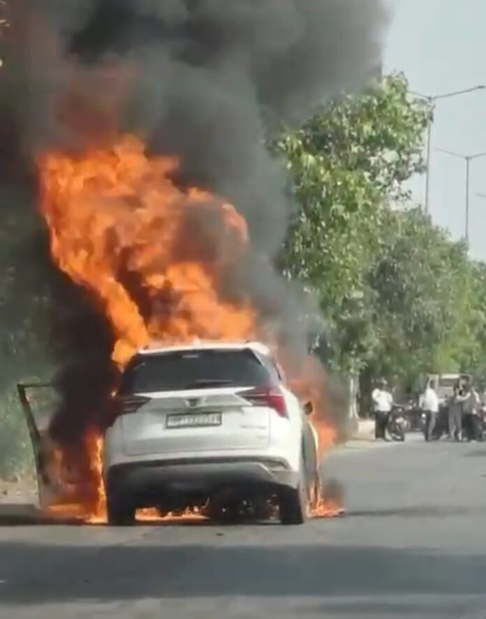 कार में आग की फोटो कार में आग की फोटो