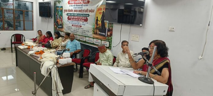 गोरखपुर जर्नलिस्ट्स प्रेस क्लब में ‘चरण पादुका गीत खंड’ एवं ‘पियोम गीत अमृत’ के लोकार्पण अवसर पर अतिथियों व कवियों के साथ पदाधिकारी।
