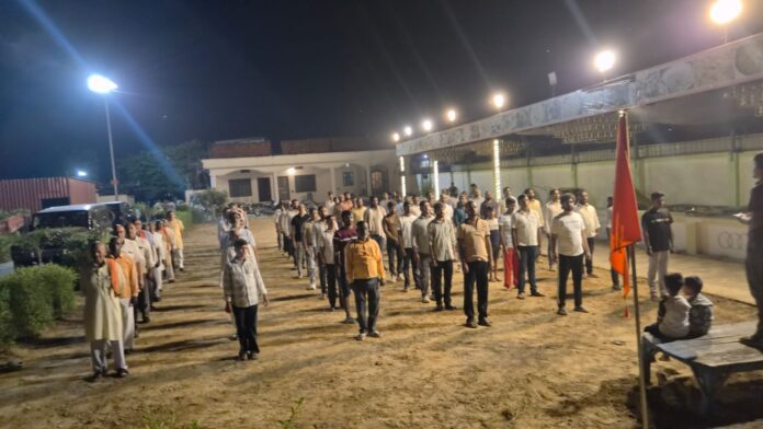 बैजनाथपुर में मंडल एकत्रीकरण कार्यक्रम में स्वयंसेवकों को संबोधित करते प्रांत बौद्धिक प्रमुख डॉ. अरविंद सिंह।