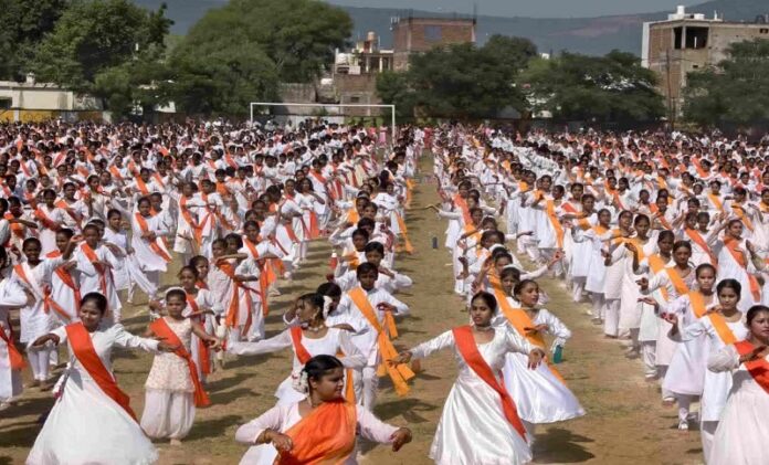 मप्र के मैहर में एक साथ 3430 छात्र-छात्राएं कथक की प्रस्तुति देते हुए