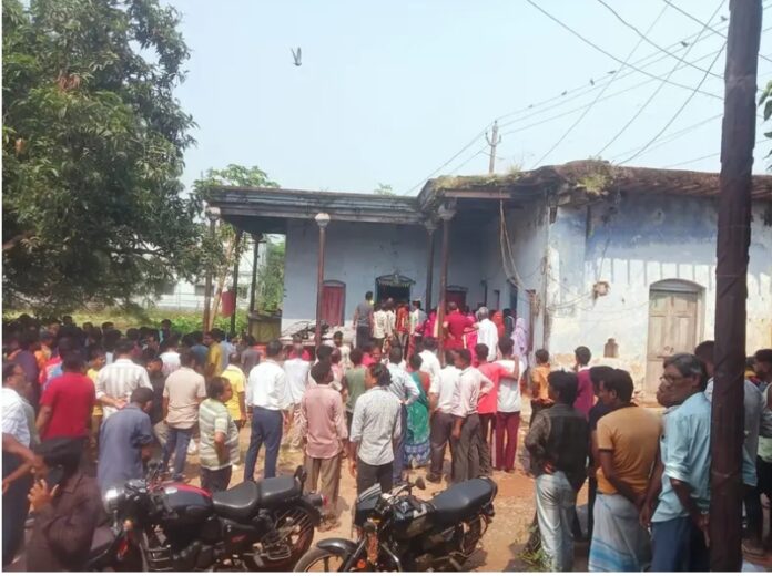 मृतक घनश्याम सिंह के शव के बगल में बैठे परिजन और घर के बाहर लगा भीड़