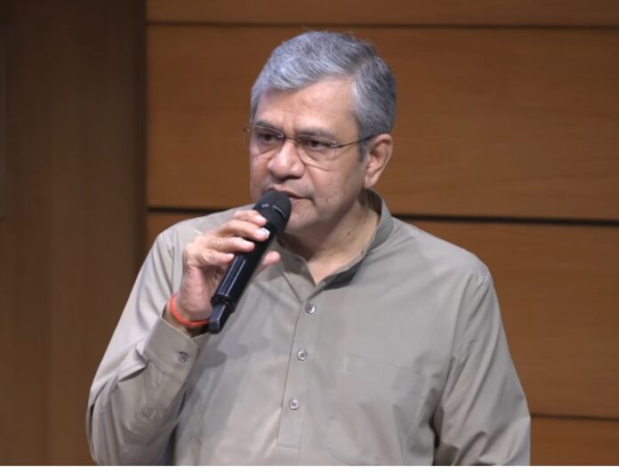 केंद्रीय सूचना एवं प्रसारण मंत्री अश्विनी वैष्णव मंगलवार को राष्ट्रीय मीडिया केंद्र में पत्रकार वार्ता कों संबोधित करते हुए