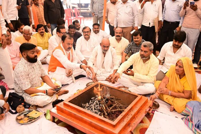 परिवार के साथ हवन करते डिप्टी सीएम केशव मौर्य परिवार के साथ हवन करते डिप्टी सीएम केशव मौर्य
