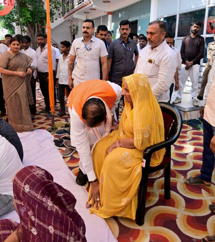 माँ धनपति देवी के पैर छूकर आशीर्वाद लेते डिप्टी सीएम केशव मौर्य माँ धनपति देवी के पैर छूकर आशीर्वाद लेते डिप्टी सीएम केशव मौर्य