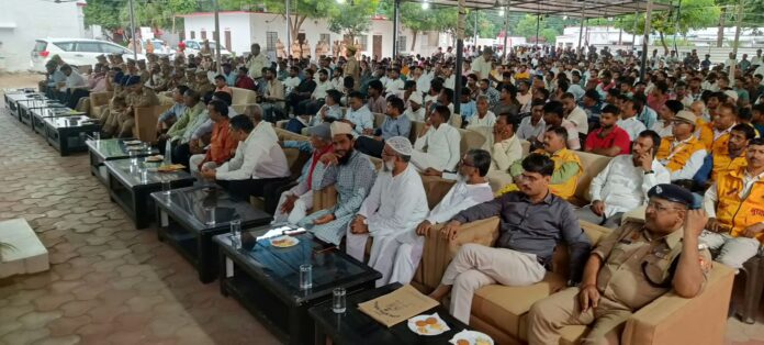 दुर्गापूजा की तैयारियों को लेकर डीएम दीपक मीणा और एसएसपी डॉ. कोस्तुभ ने पीस कमेटी व पूजा समितियों के साथ बैठक कर सुरक्षा और विसर्जन व्यवस्था के निर्देश दिए। दुर्गापूजा की तैयारियों को लेकर डीएम दीपक मीणा और एसएसपी डॉ. कोस्तुभ ने पीस कमेटी व पूजा समितियों के साथ बैठक कर सुरक्षा और विसर्जन व्यवस्था के निर्देश दिए।