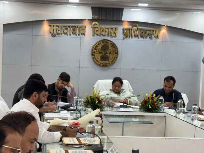 मुरादाबाद विकास प्राधिकरण बोर्ड की 144वीं बैठक में उपस्थित कमिश्नर, जिला अधिकारी, एमडीए उपाध्यक्ष व अन्य।