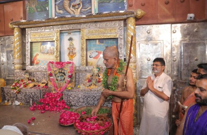 पेजावर स्वामी विश्वप्रसन्न तीर्थ महाराज मूल गर्भ गृह के दर्शन के दौरान पेजावर स्वामी विश्वप्रसन्न तीर्थ महाराज मूल गर्भ गृह के दर्शन के दौरान