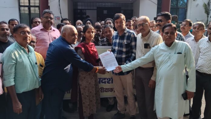ज्ञापन सौंपते संगठन के पदाधिकारी ज्ञापन सौंपते संगठन के पदाधिकारी
