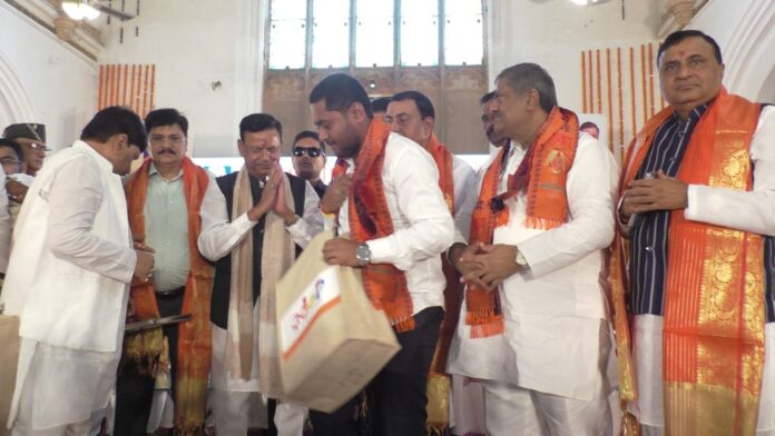 बाइक सेवा यात्रियों का सम्मान करते भाजपा प्रदेश अध्यक्ष बाइक सेवा यात्रियों का सम्मान करते भाजपा प्रदेश अध्यक्ष