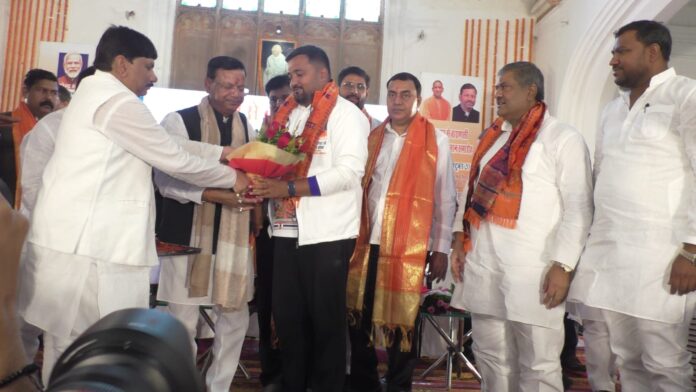 वडनगर गुजरात से बाइक से आए सेवा यात्रियों का स्वागत करते भाजपा प्रदेश अध्यक्ष पंकज चौधरी वडनगर गुजरात से बाइक से आए सेवा यात्रियों का स्वागत करते भाजपा प्रदेश अध्यक्ष पंकज चौधरी