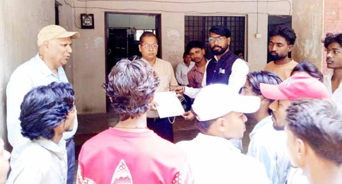 ज्ञापन देते हुए संगठन के लोग ज्ञापन देते हुए संगठन के लोग