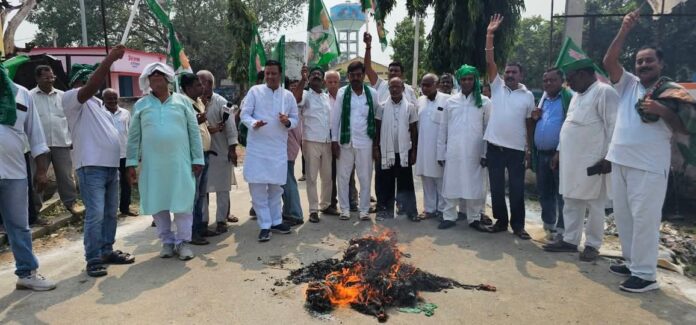 पुतला जलाते राजद कार्यकर्ता
