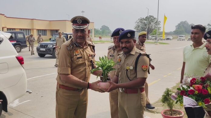 एडीजी का स्वागत करते एसपी अमेठी एडीजी का स्वागत करते एसपी अमेठी