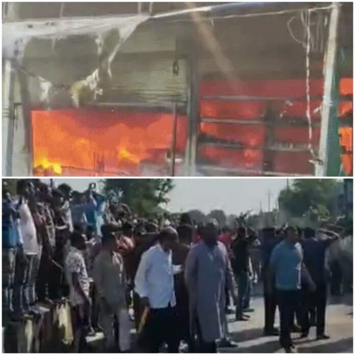 आग लगने से 50 लाख का सामान जला, व्यापारियों ने किया प्रदर्शन आग लगने से 50 लाख का सामान जला, व्यापारियों ने किया प्रदर्शन