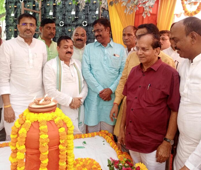 भाजपा कार्यक्रम मे बृजभूषण सिंह भाजपा कार्यक्रम मे बृजभूषण सिंह