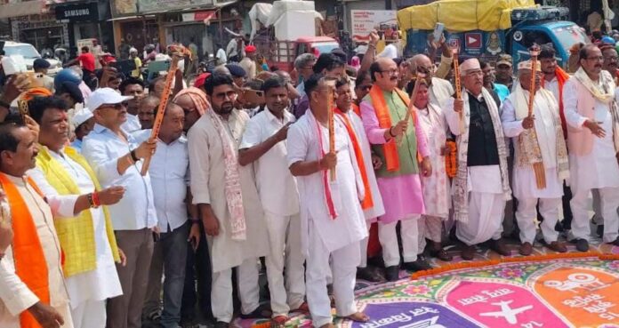 दरभंगा:ओझौल में आयोजित सभा के बाद सेवा ज्योति यात्रा निकालते भाजपा कार्यकर्ता। दरभंगा:ओझौल में आयोजित सभा के बाद सेवा ज्योति यात्रा निकालते भाजपा कार्यकर्ता।