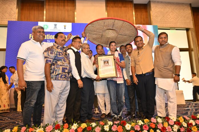 खेल मंत्री बिश्वजीत दैमारी एशियाई खेलों की स्वर्ण पदक विजेता लवलीना बरगोहाईं को सम्मानित करते हुए। खेल मंत्री बिश्वजीत दैमारी एशियाई खेलों की स्वर्ण पदक विजेता लवलीना बरगोहाईं को सम्मानित करते हुए।