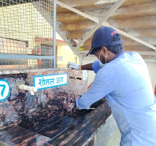 मुरादाबाद रेल मंडल में यात्रियों को स्वच्छ एवं गुणवत्तापूर्ण पेयजल उपलब्ध कराने के लिए चलता व्यापक सफाई अभियान मुरादाबाद रेल मंडल में यात्रियों को स्वच्छ एवं गुणवत्तापूर्ण पेयजल उपलब्ध कराने के लिए चलता व्यापक सफाई अभियान