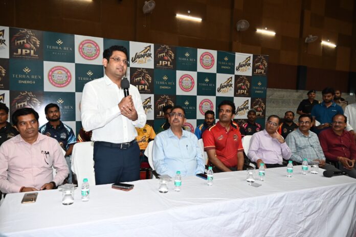 जौनपुर प्रीमियर लीग का उद्घाटन करते हुए जिलाधिकारी सैमुअल पाल एन जौनपुर प्रीमियर लीग का उद्घाटन करते हुए जिलाधिकारी सैमुअल पाल एन